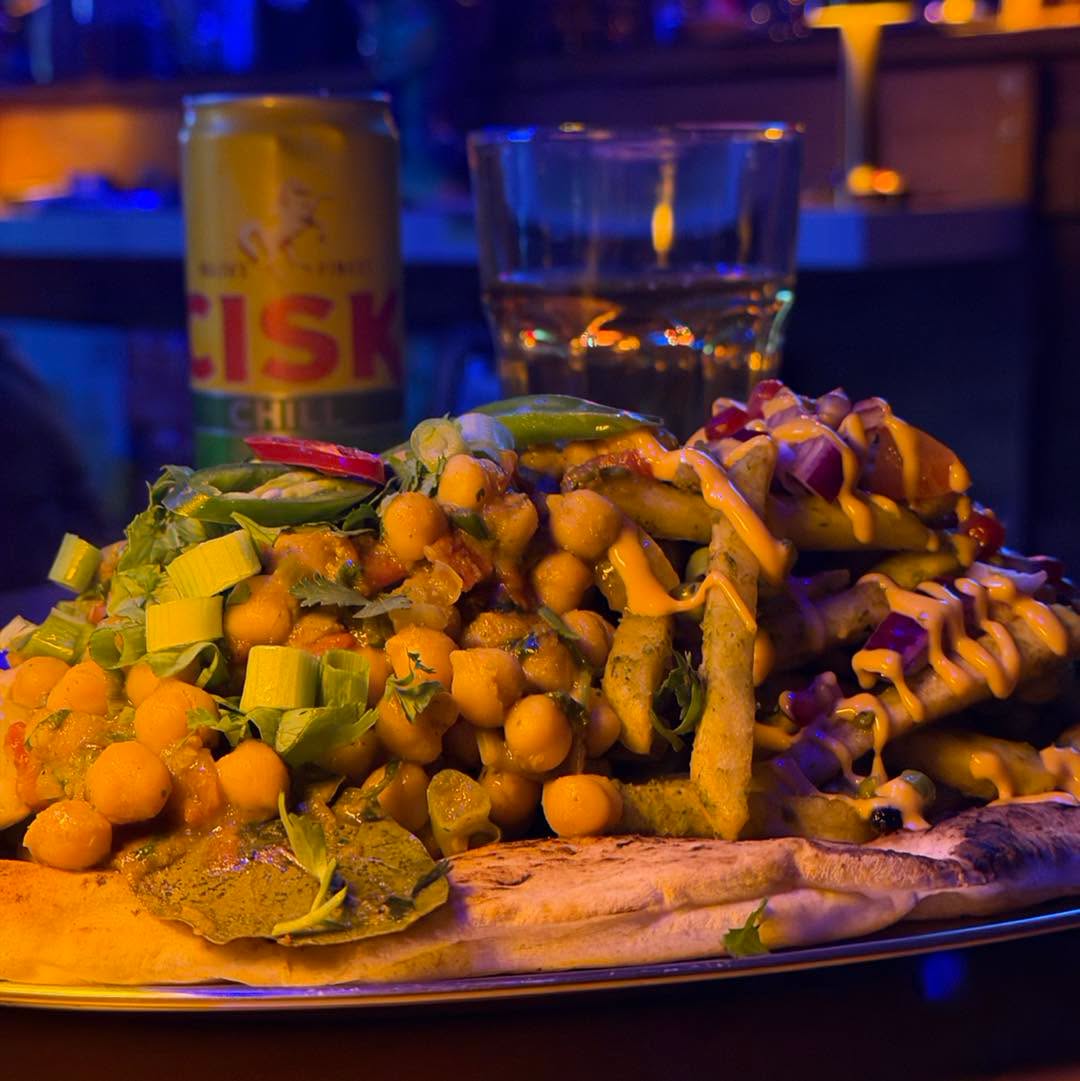 The Loaded Naan topped with curry, salad and chips